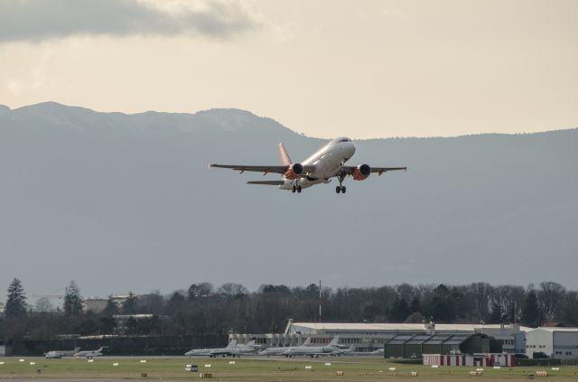 Airbus A319 (G-EZAI)