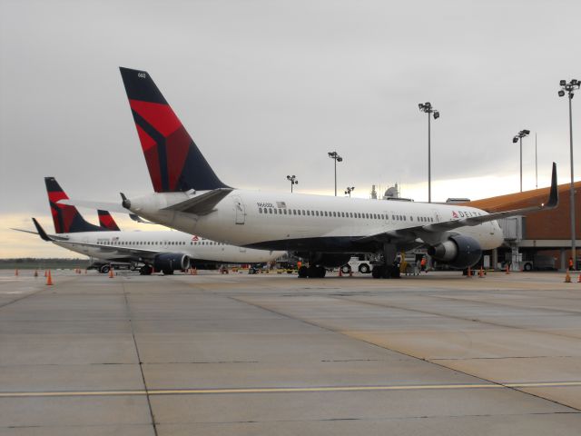 Boeing 737-700 (N307DQ) - Delta Air Lines diversions to Tallahassee on 5/9/15.