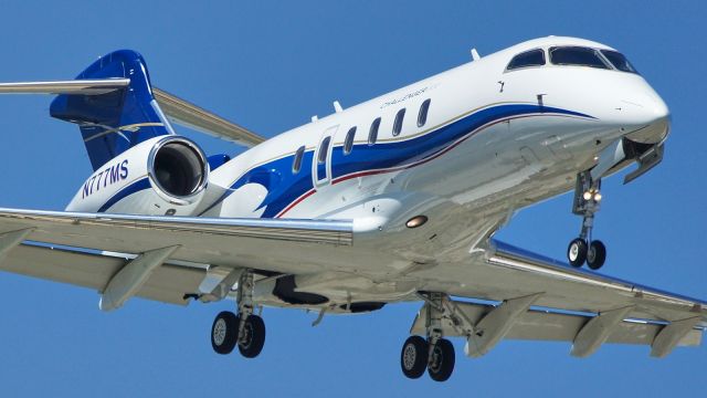 Bombardier Challenger 300 (N777MS) - 13L approach.