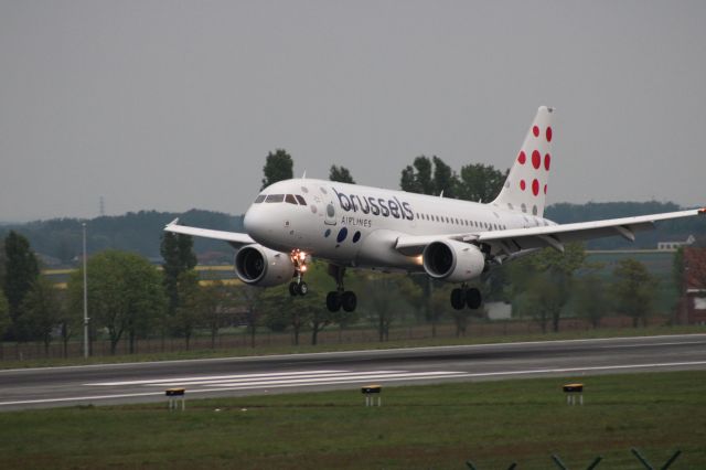 Airbus A319 (OO-SSO) - Spotting platform 07R/25L