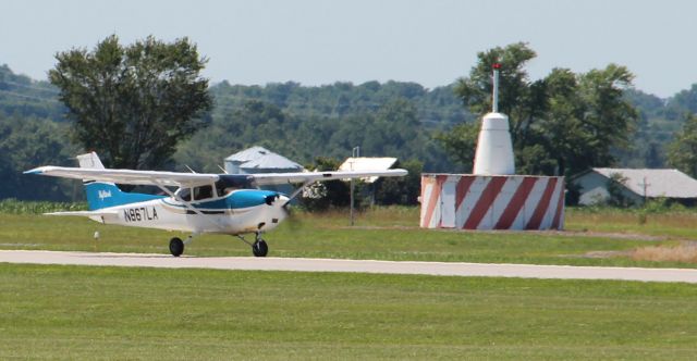 Cessna Skyhawk (N867LA) - Landing rwy 09 on 6/29/11