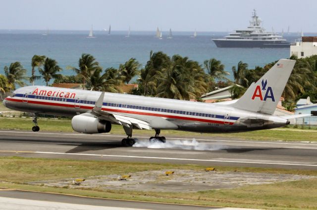 BOEING 767-200 (N677AN)