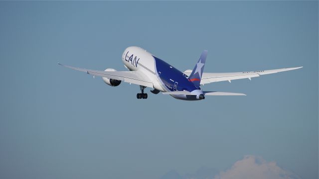 Boeing 787-8 (CC-BBD) - BOE540 climbs from Rwy 34L beginning its maiden flight test on 9.11.13. (LN:118 cn 38484).  Mt Baker can be seen under the FlightAware watermark.