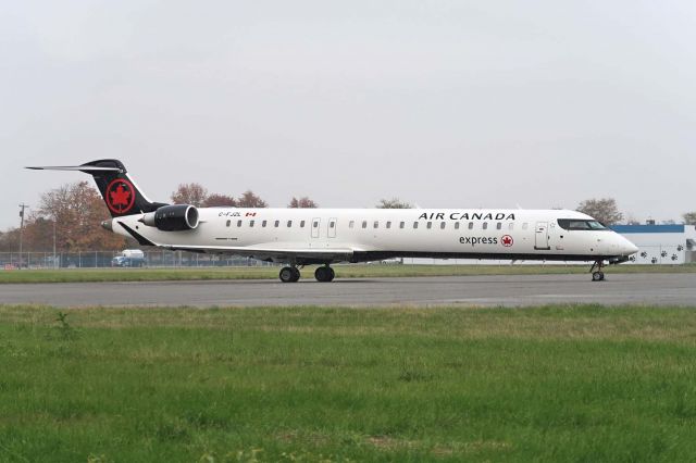 Canadair Regional Jet CRJ-900 (C-FJZL)