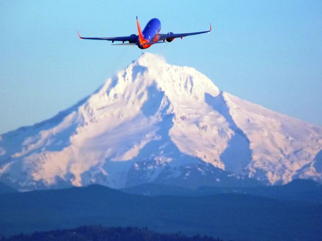 Boeing 737-700 (N957WN) - Mt. Hood is beautiful as usual.