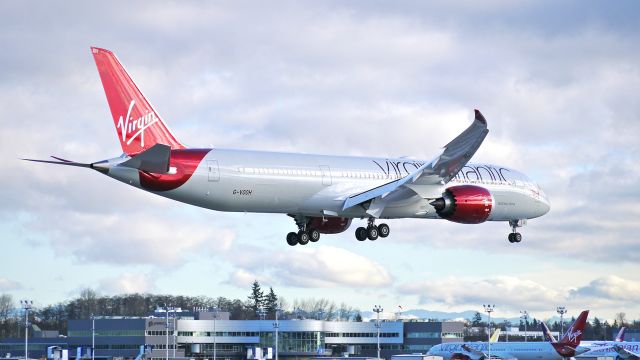 Boeing 787-9 Dreamliner (G-VOOH) - BOE29 on short final to Rwy 16R to complete a flight test on 1/28/15. (ln 256 / cn 37968).