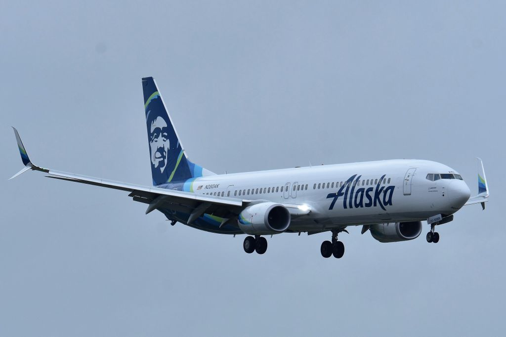 Boeing 737-700 (N280AK)