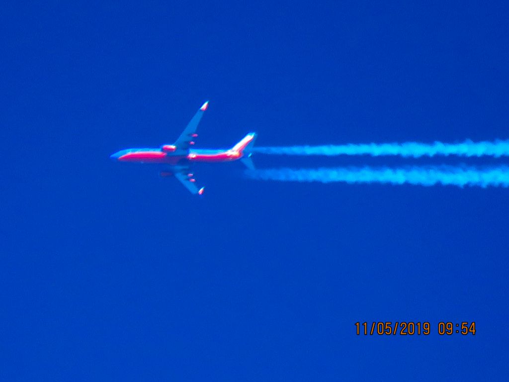 Boeing 737-800 (N8626B)