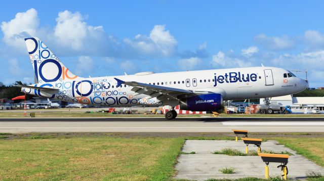 Airbus A320 (N569JB) - Blues brothers 10 year anniversary jet blue N569JB landing at TNCM St Maarten.