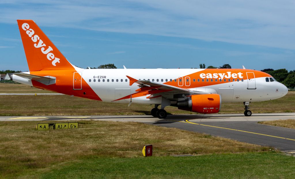 Airbus A319 (G-EZGR)