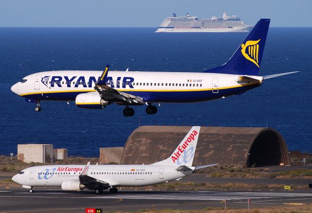 Boeing 737-800 (EI-EKF)