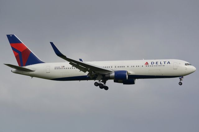 BOEING 767-300 (N193DN)