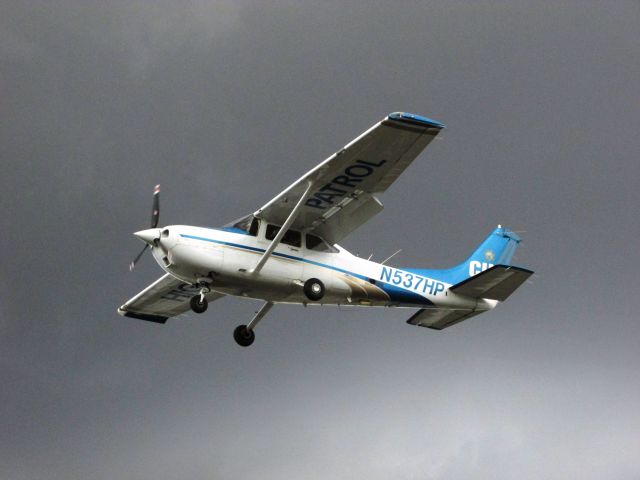 Cessna Skylane (N537HP) - Landing on RWY 24