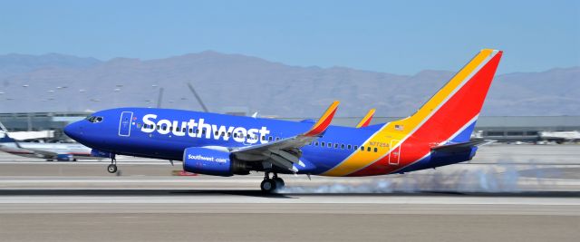 Boeing 737-700 (N7725A)