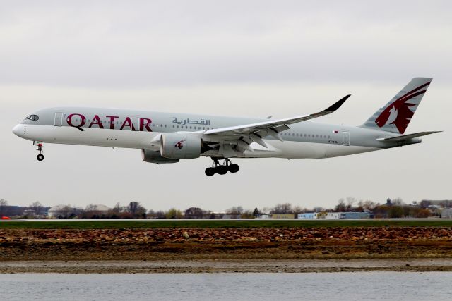 Airbus A350-900 (A7-AML) - 'Qatari 66 Victor' from Doha landing on 22L