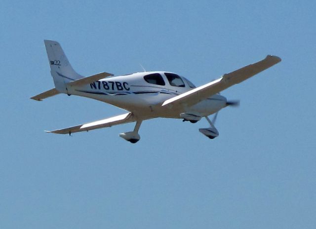 Cirrus SR-22 (N787BC) - Runway 26 @ KDXR