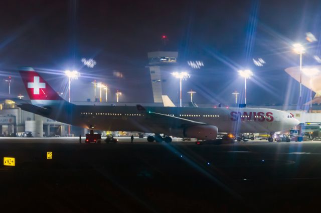 Airbus A330-300 (HB-JHM)