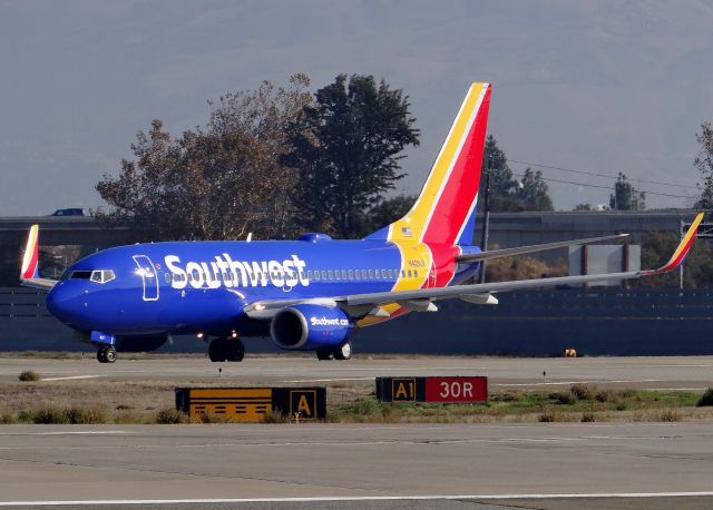 Boeing 737-700 (N421LV)