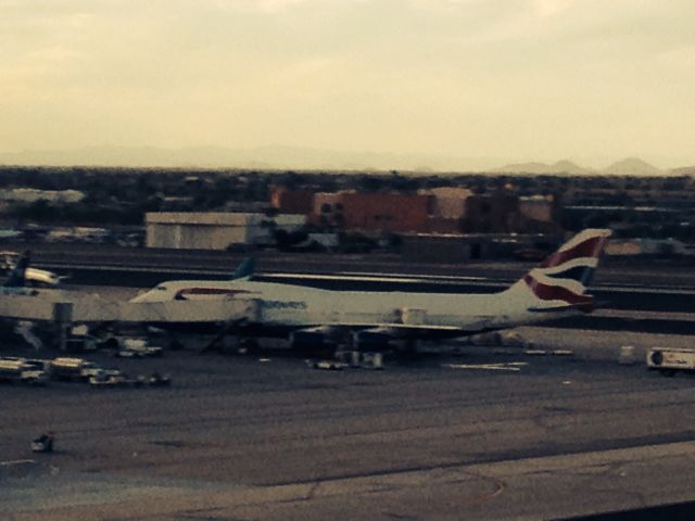 Boeing 747-200 — - on the sky tram @KPHX