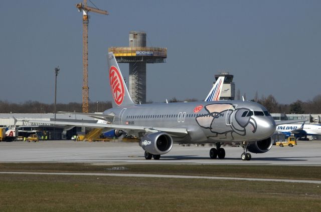 Airbus A320 (OE-LEG)