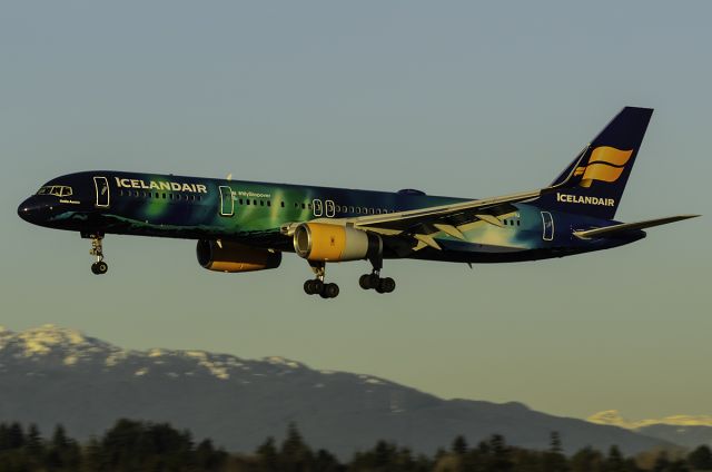 Boeing 757-200 (TF-FIU) - Hekla arriving during golden hour