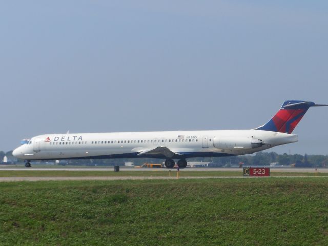 McDonnell Douglas MD-88 (N928DL)