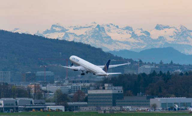 BOEING 767-400 (N76064)