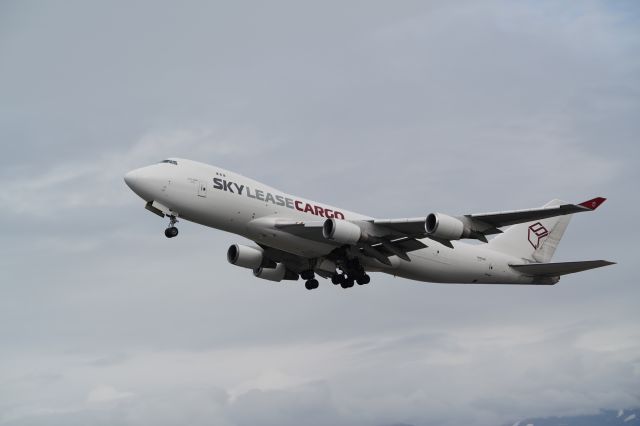 Boeing 747-400 (N904AR) - Sky Lease Cargo B744 folding the gear on departure off of runway 33 in Anchorage, AK!