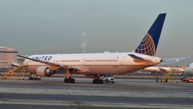 BOEING 767-400 (N76065) - United Airlines Boeing 767-424(ER) N76065 in Newark 