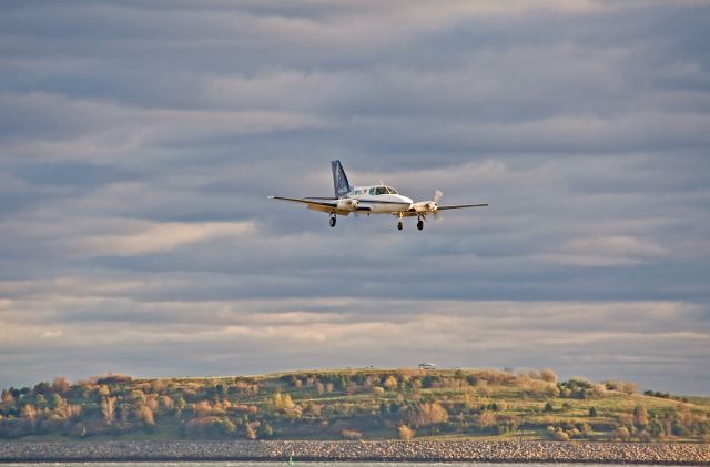 Cessna 402 (N121PB) - RWY32 approach