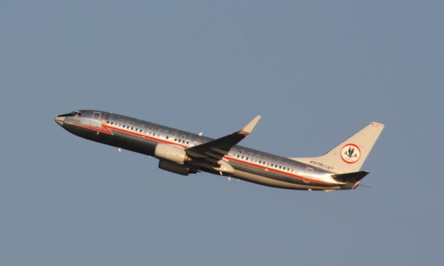 Boeing 737-800 (N951AA)