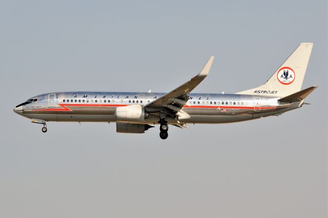 Boeing 737-800 (N905NN) - Retro Jet arriving 28-C on 09-20-17