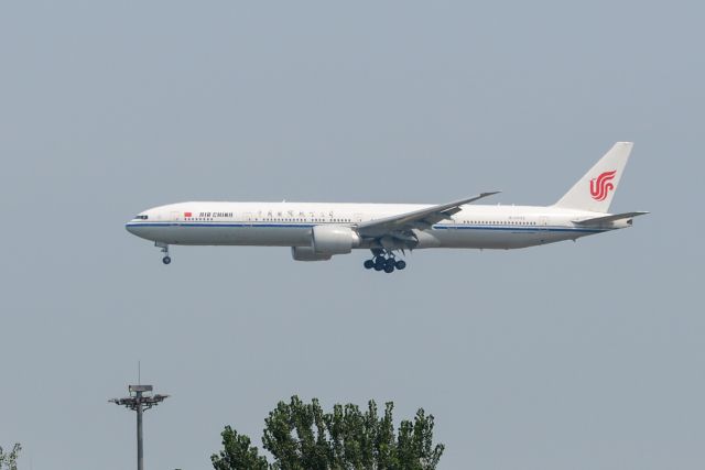 BOEING 777-300ER (B-2033)