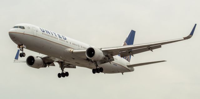 BOEING 767-300 (N660UA) - United Airlines Boeing 767-322ER arriving from Munich landing on runway 29 at Newark on 8/4/21.