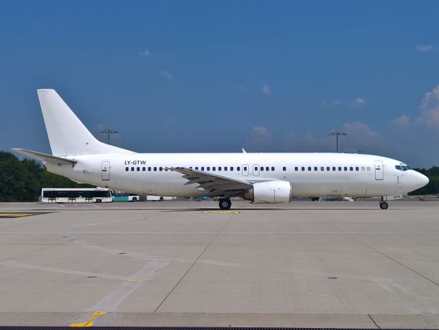 BOEING 737-400 (LY-GTW)