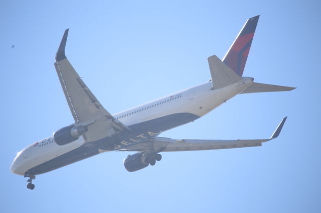 BOEING 767-300 (N1201P)