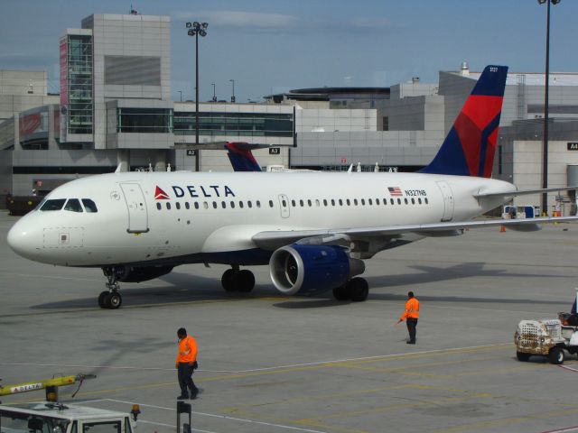 Airbus A319 (N327NB)