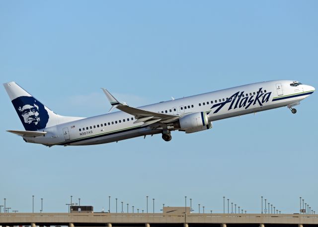 Boeing 737-800 (N307AS)