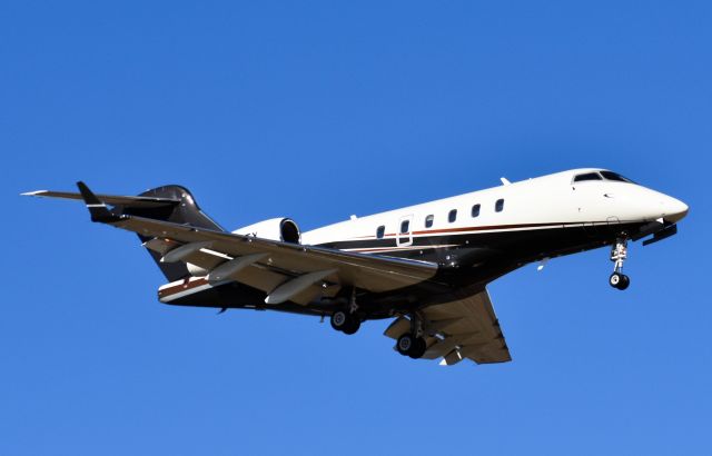 Bombardier Challenger 300 (N535FX)