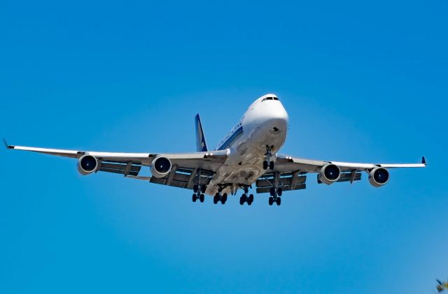 Boeing 747-400 (9V-SFM) - Runway 24R approach