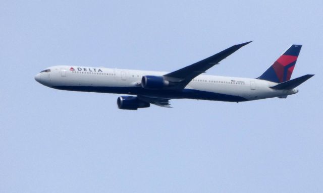 BOEING 767-400 (N825MH) - Shown here is a Delta Airlines Boeing 767-400 a few minutes until it lands in the Spring of 2018.