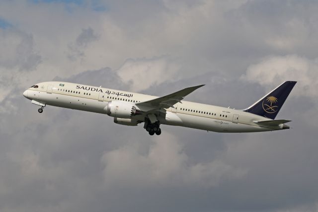 Boeing 787-9 Dreamliner (HZ-ARH) - Newly delivered Saudia B789, HZ-ARH, operating her first revenue service SVA123/4 from to Jeddah on 26 August 2017.