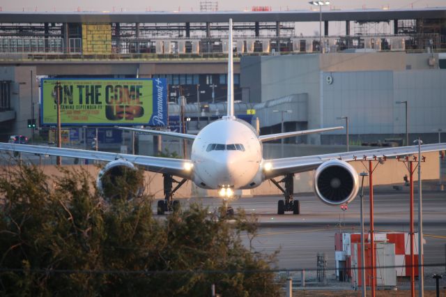 BOEING 777-300ER (F-GSQL)