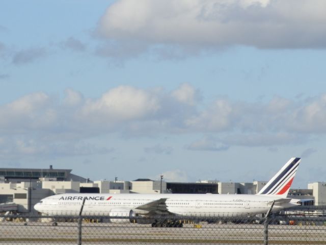 BOEING 777-300ER (F-GZNJ)