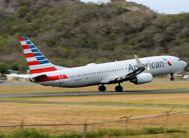 Boeing 737-800 (N943AN)