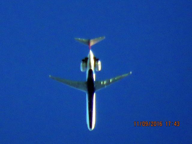 McDonnell Douglas MD-90 (N927DN)