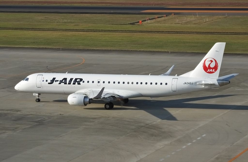 Embraer ERJ-190 (JA242J) - Taxing at SDJ (Sendai-Ap Japan) 2016/10/20