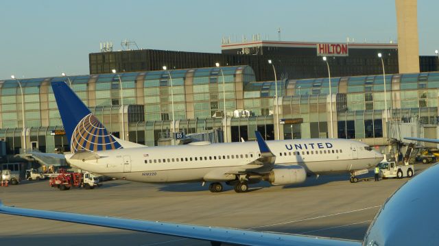 Boeing 737-800 (N18220) - Preparing for takeoff for Washington Dulles. Del to Continental Airlines in 1998. Del to United Airlines in 2010.