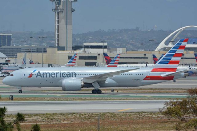 Boeing 787-8 (N809AA) - American Boeing 787-8 N809AA at LAX on May 3, 2016. 