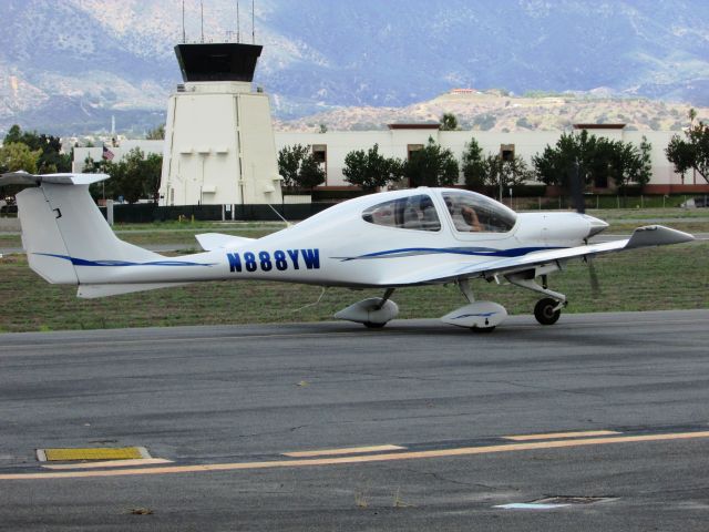 Diamond Star (N888YW) - Taxiing at Brackett Field